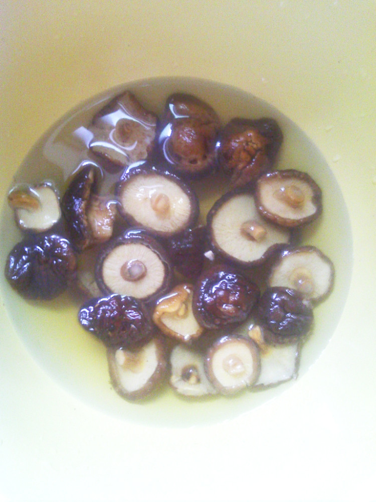 蒜香香菇豆腐步骤1