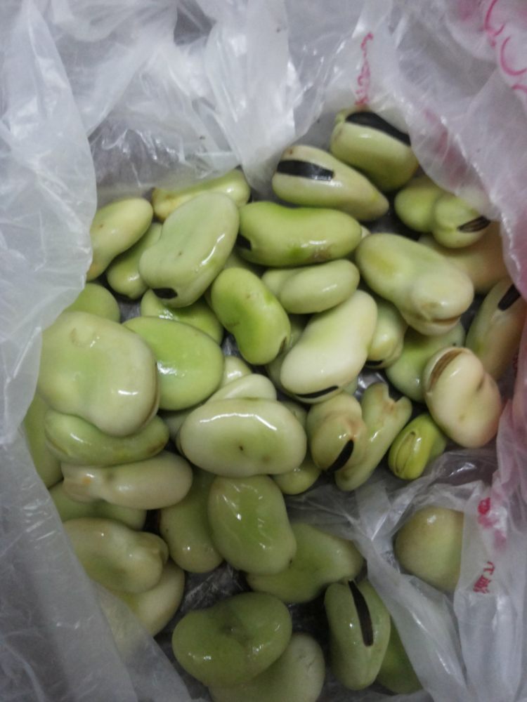 雪菜炒蚕豆白步骤1