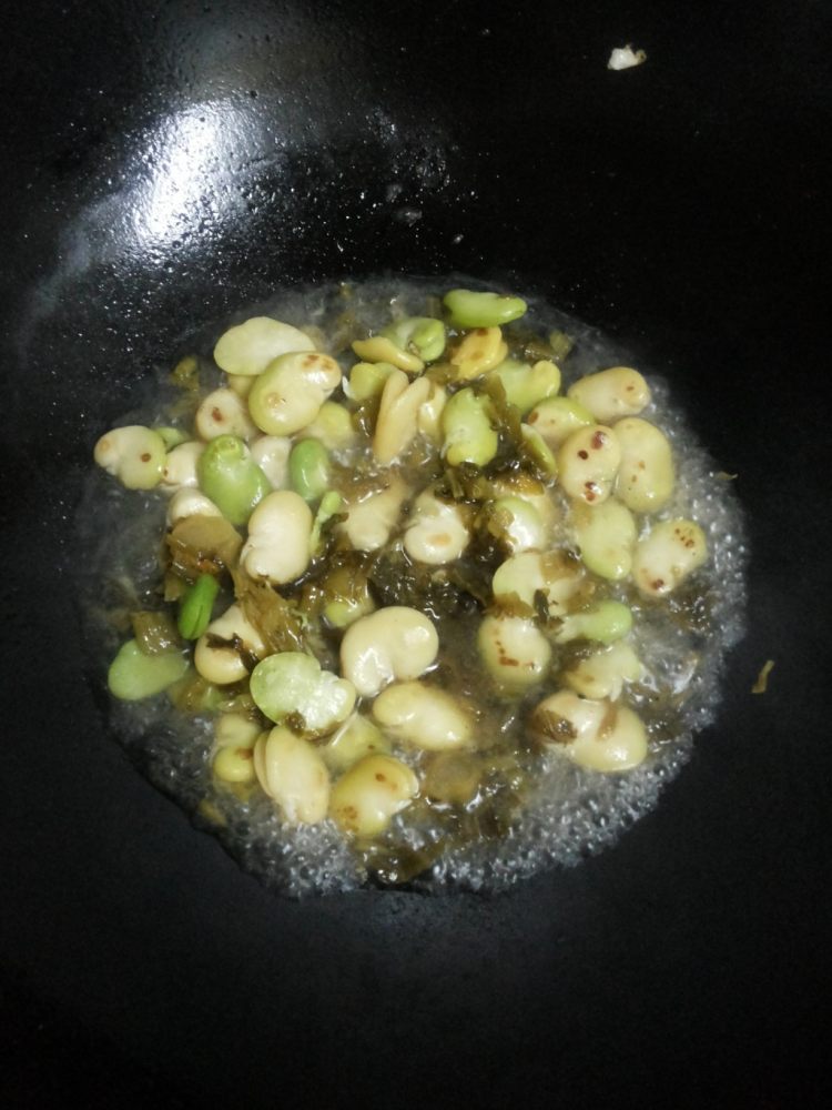 雪菜炒蚕豆白步骤6