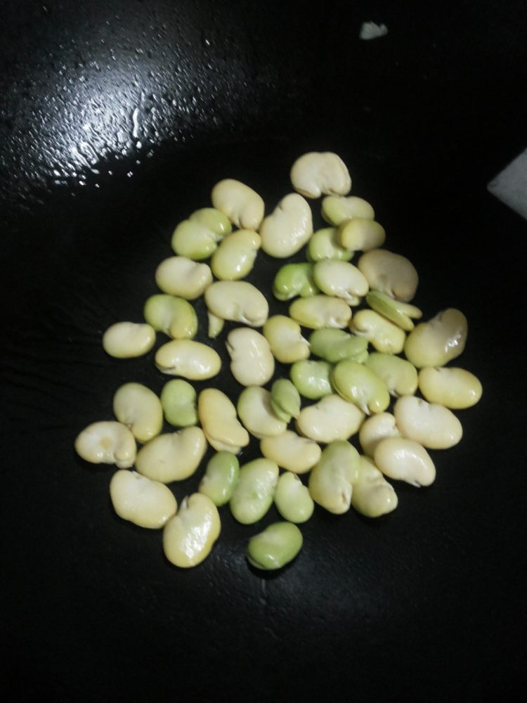 雪菜炒蚕豆白步骤3