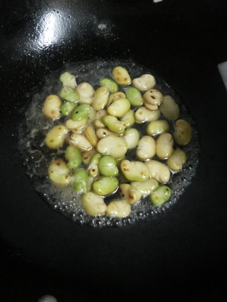 雪菜炒蚕豆白步骤5