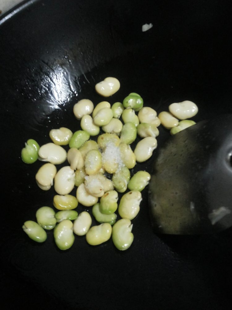雪菜炒蚕豆白步骤4