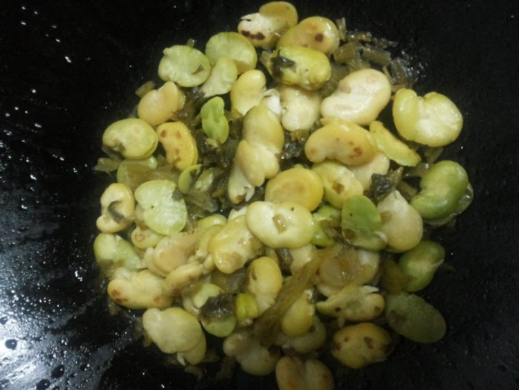 雪菜炒蚕豆白步骤7