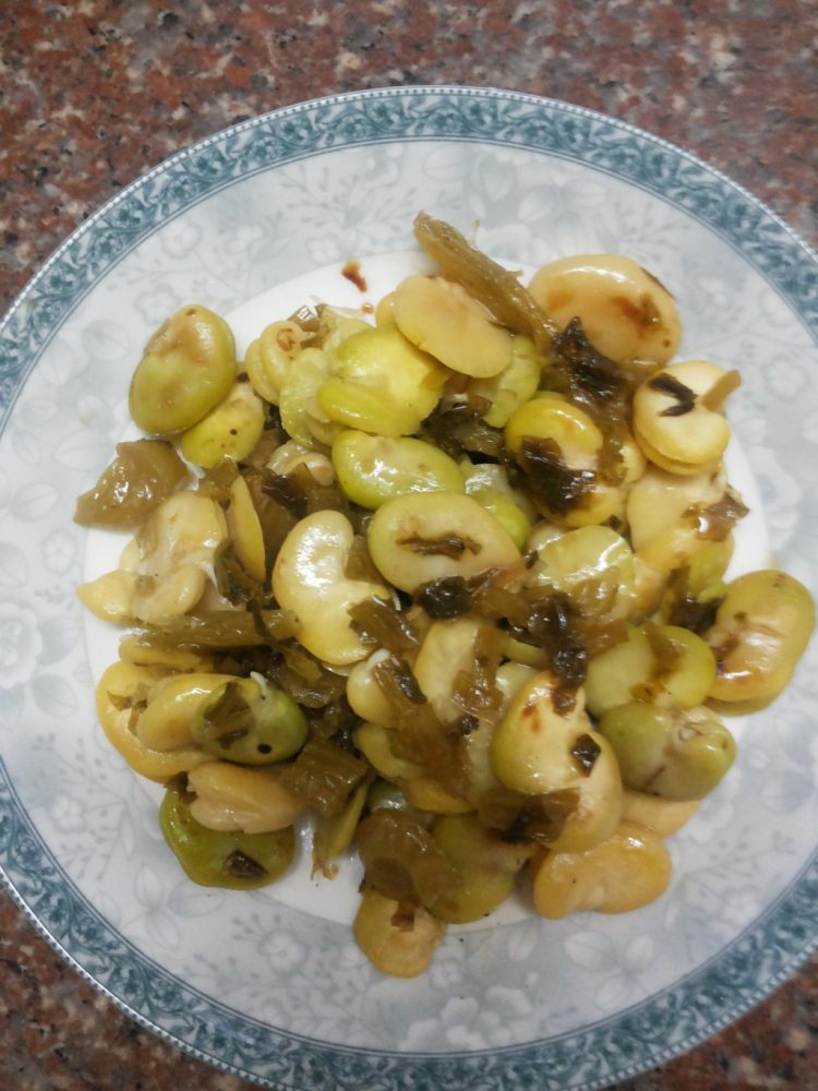 雪菜炒蚕豆白步骤8