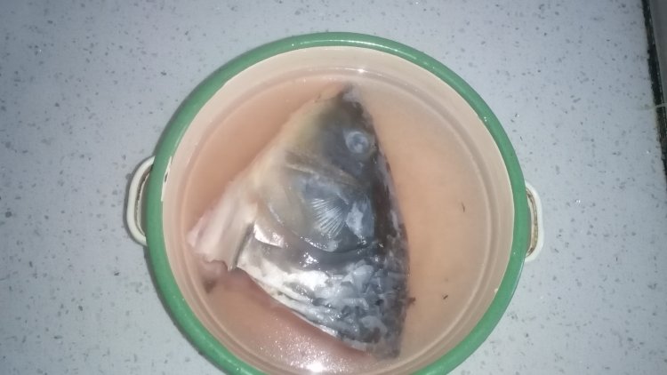 生菜鱼头汤步骤3