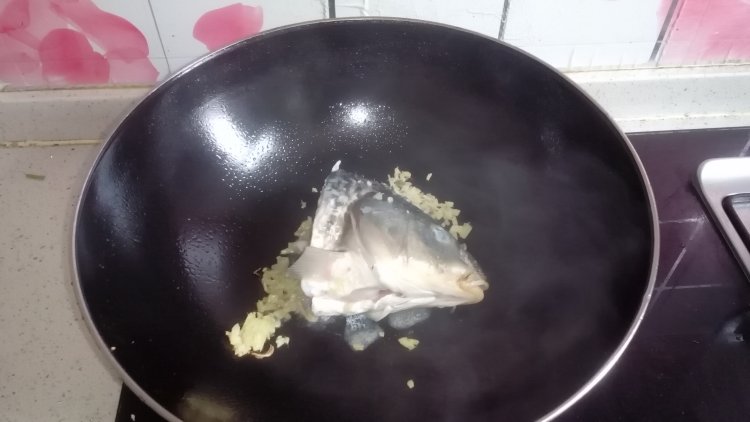 生菜鱼头汤步骤8