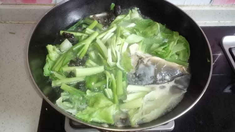 生菜鱼头汤步骤10