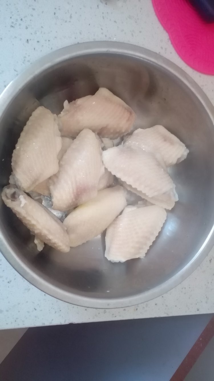 天麻炖鸡翅步骤1