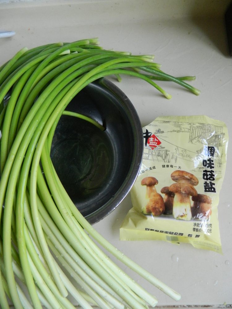腌拌蒜薹步骤1