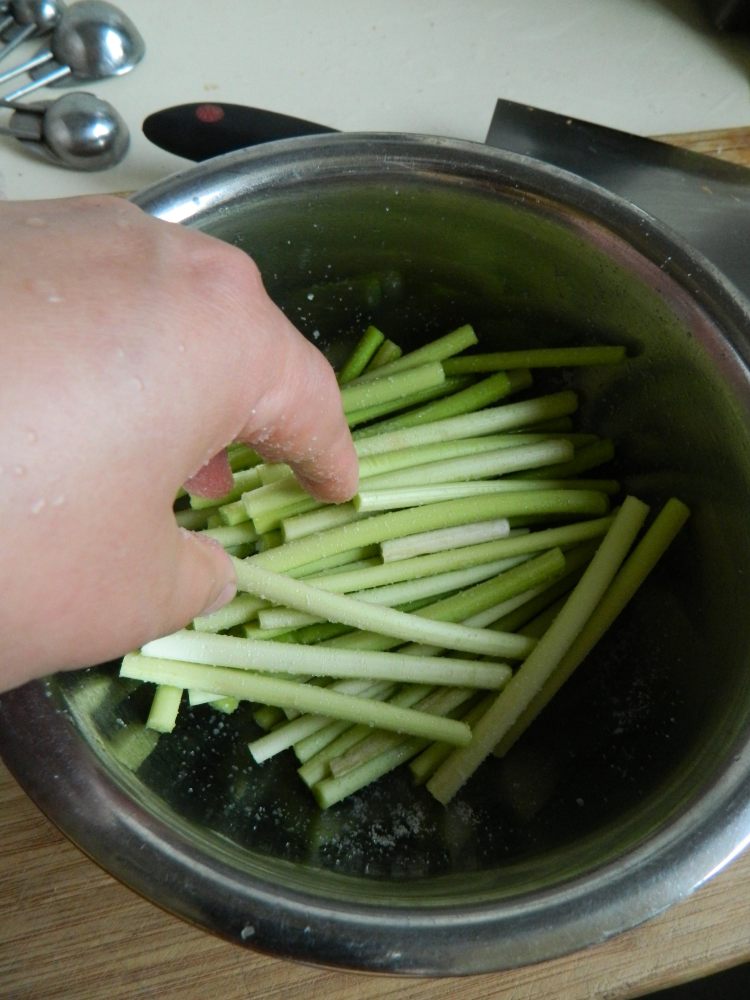 腌拌蒜薹步骤4