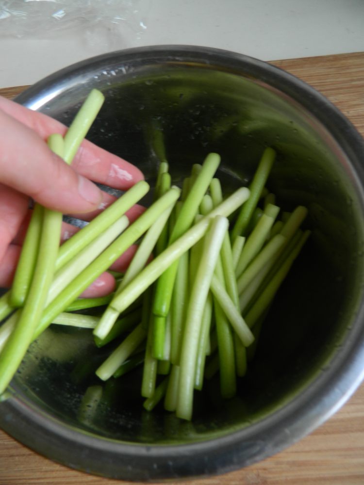 腌拌蒜薹步骤6