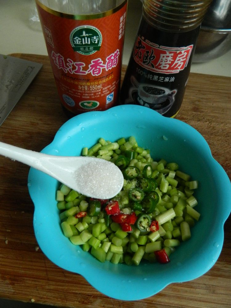 腌拌蒜薹步骤8