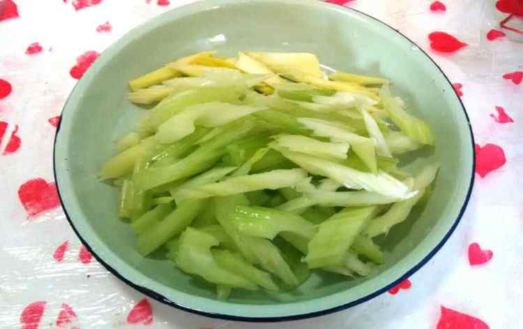 木耳炒芹菜步骤2