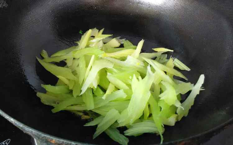 木耳炒芹菜步骤4