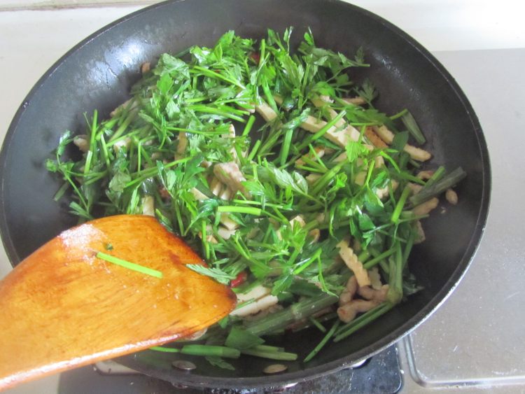 香芹干子炒肉丝步骤7