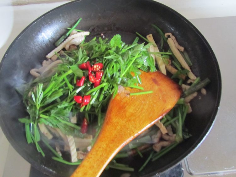 香芹干子炒肉丝步骤6