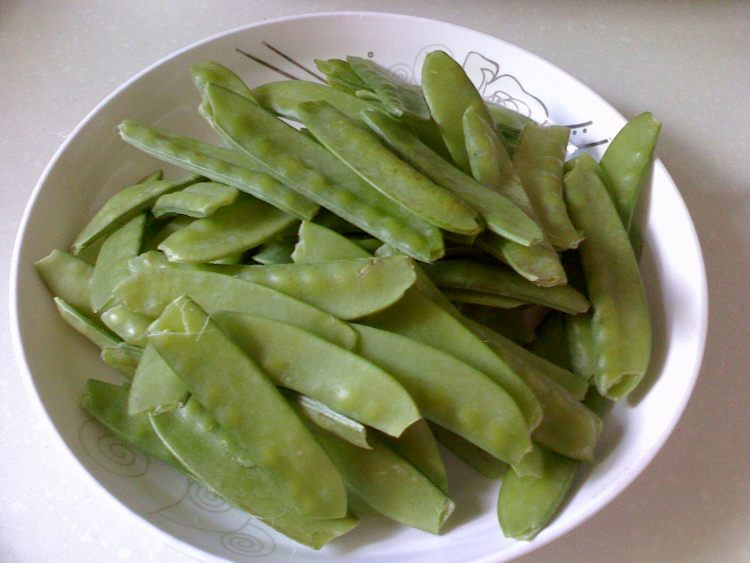 洋葱炒荷兰豆步骤1