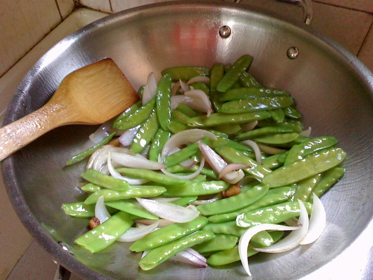 洋葱炒荷兰豆步骤4