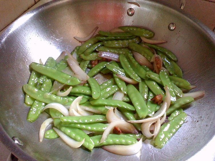 洋葱炒荷兰豆步骤6