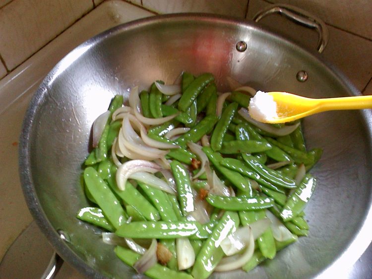 洋葱炒荷兰豆步骤5