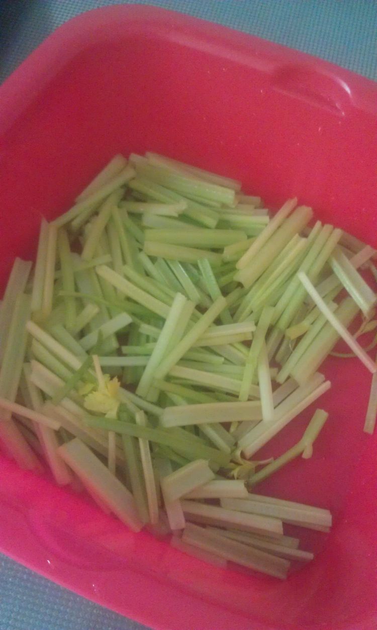 杏鲍菇炒芹菜步骤2