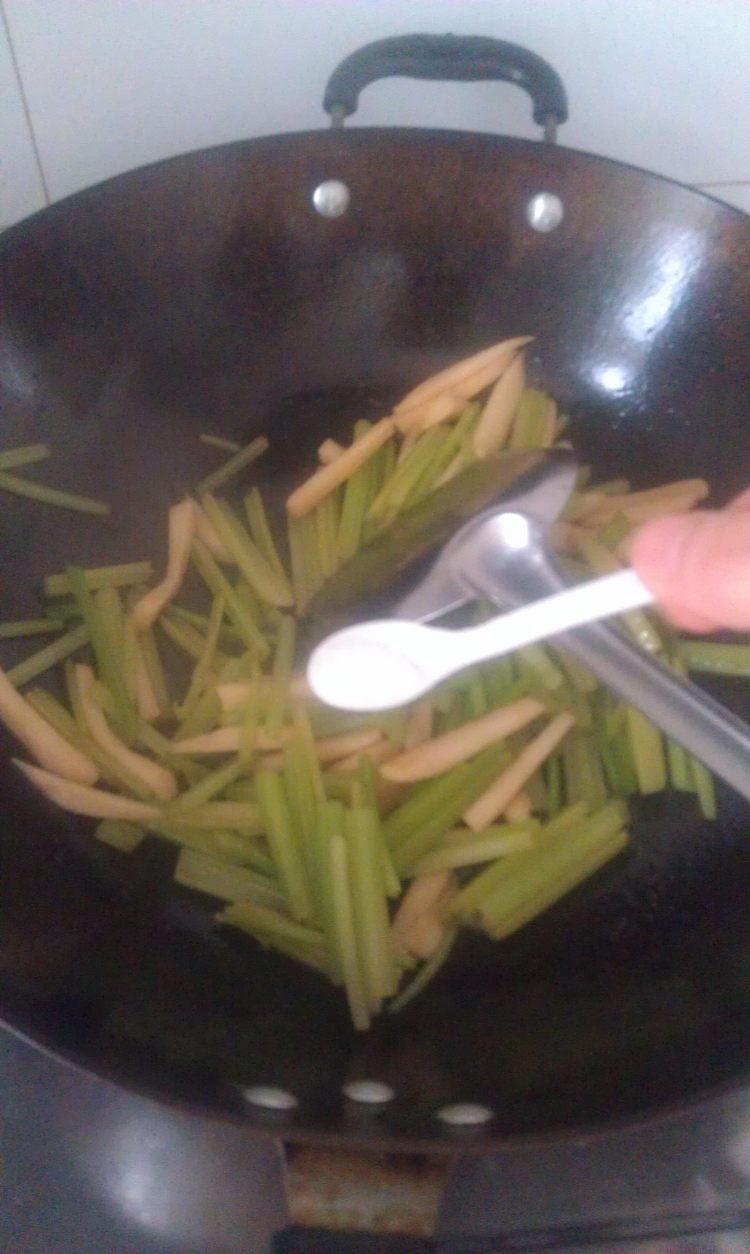 杏鲍菇炒芹菜步骤6