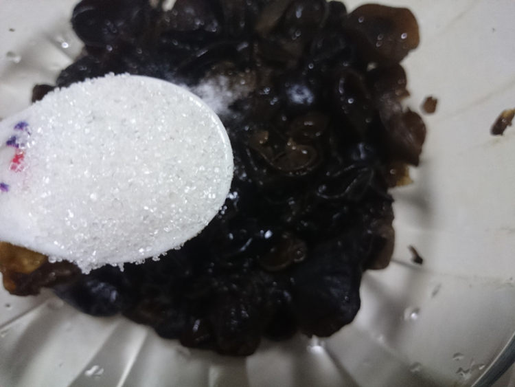 香菜拌黑木耳步骤5