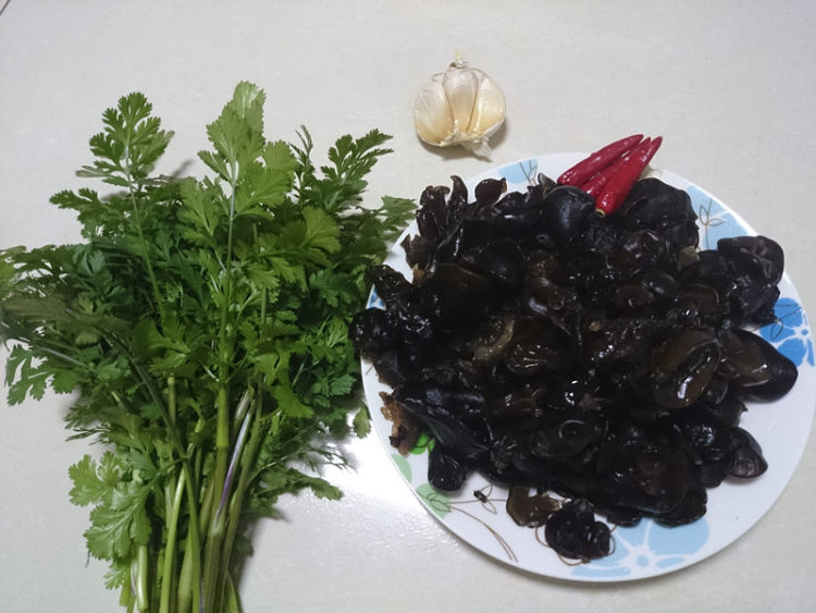 香菜拌黑木耳步骤1