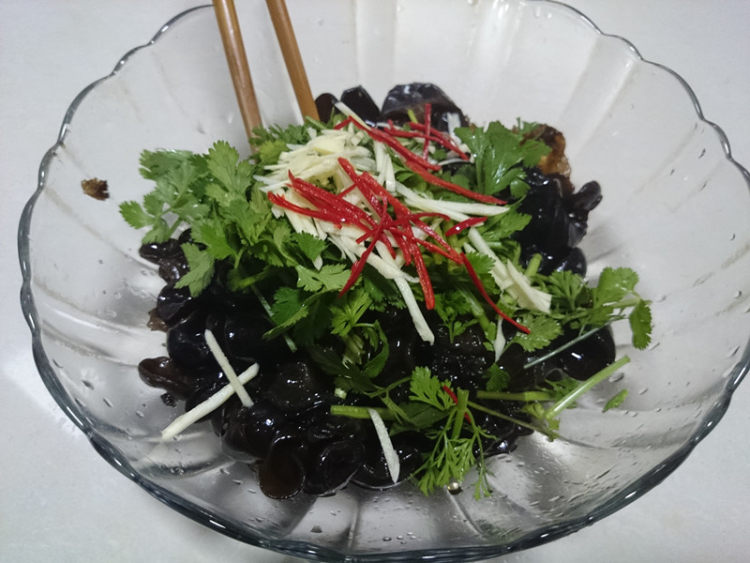 香菜拌黑木耳步骤8