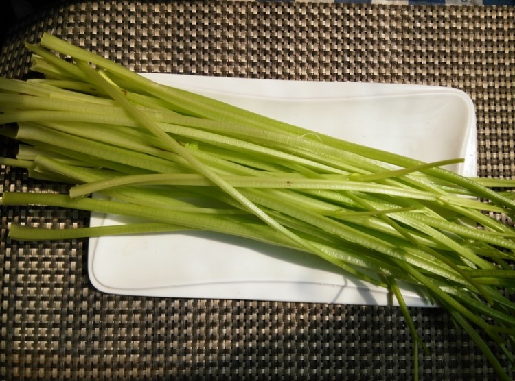 芹菜炒豆芽步骤1