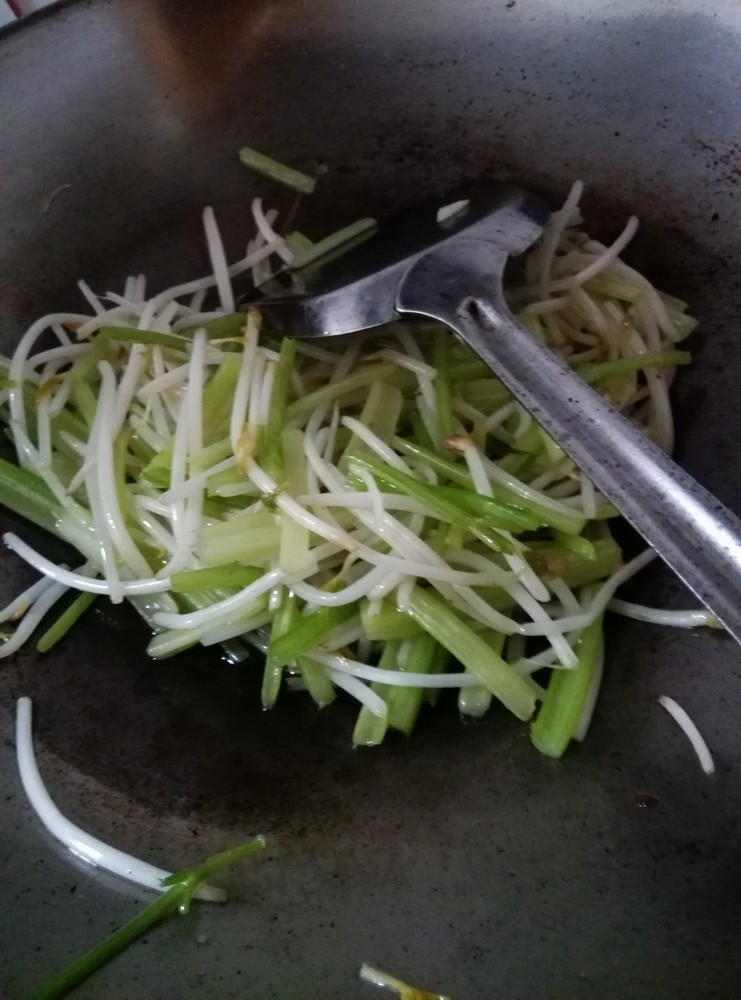 芹菜炒豆芽步骤4