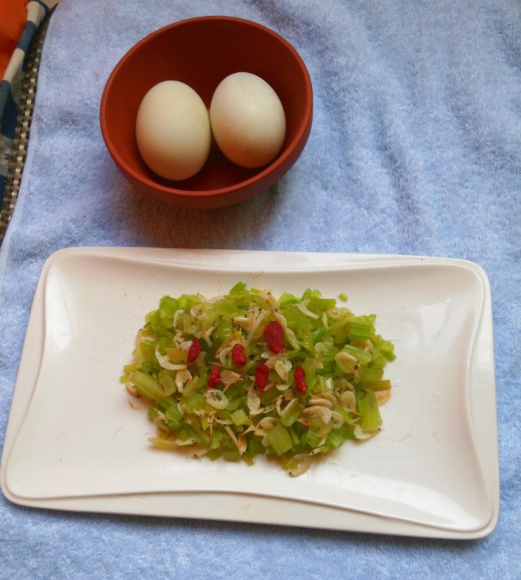 虾皮拌芹菜步骤4