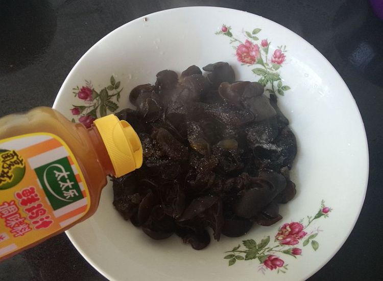 芹菜拌木耳步骤7