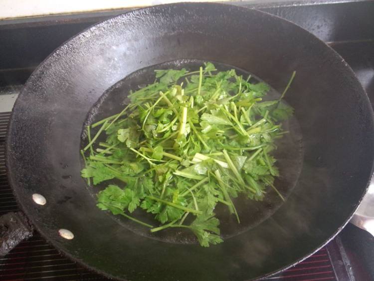 芹菜拌木耳步骤5