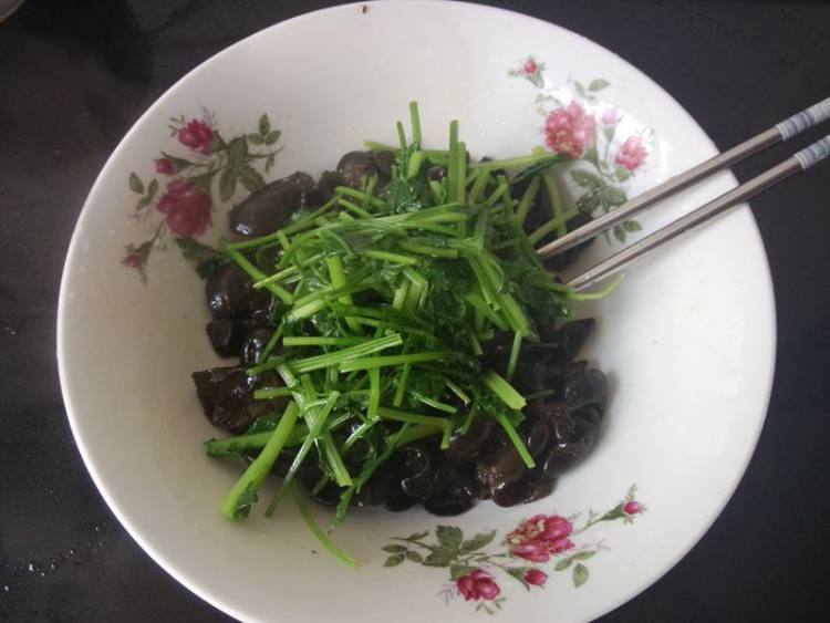 芹菜拌木耳步骤9