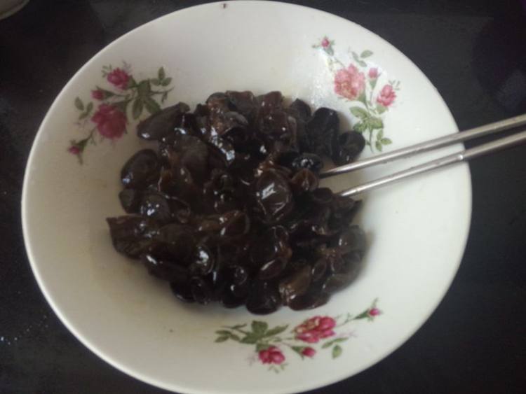 芹菜拌木耳步骤8