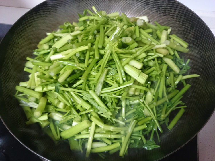 水芹炒鸡蛋步骤3