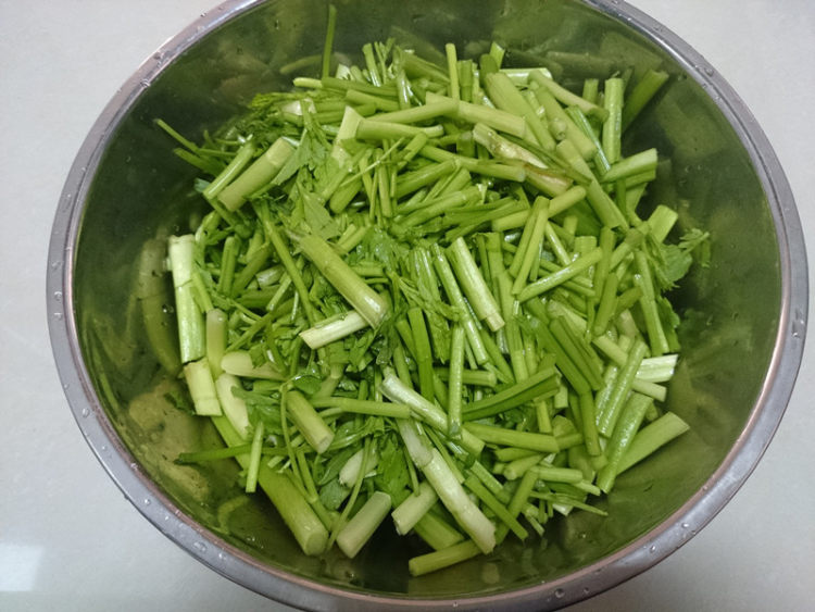 水芹炒鸡蛋步骤2