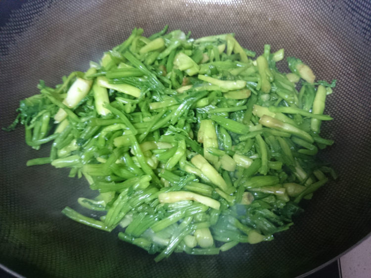水芹炒鸡蛋步骤9