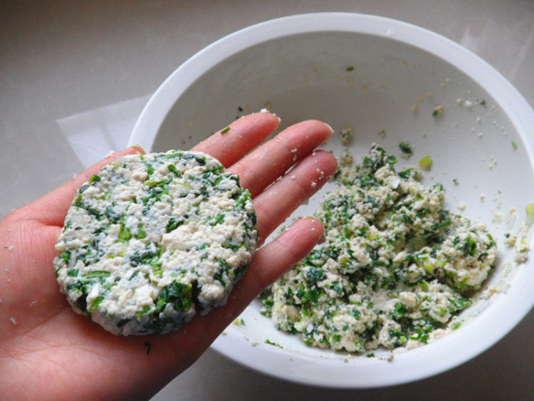 煎荠菜豆腐饼步骤6