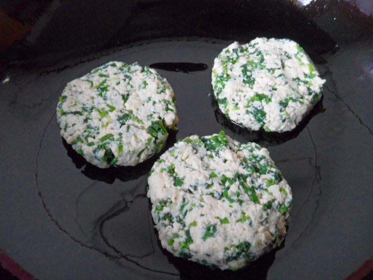 煎荠菜豆腐饼步骤7