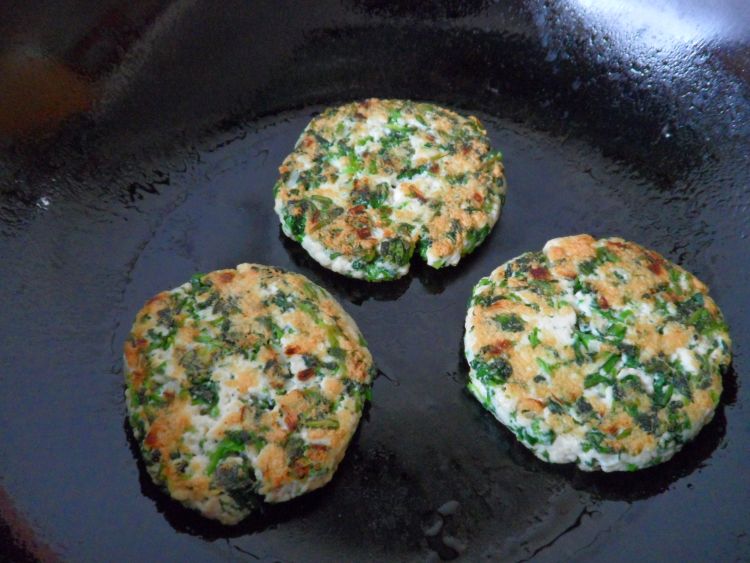 煎荠菜豆腐饼步骤8