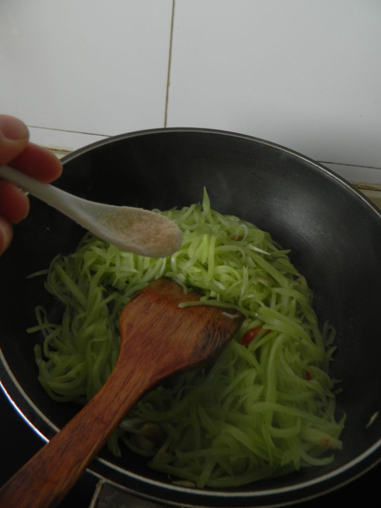 清炒莴笋丝步骤10