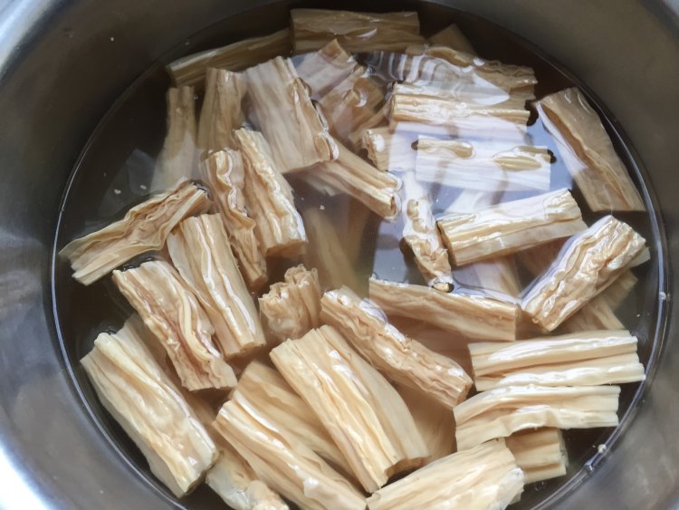 黑木耳炒腐竹步骤3