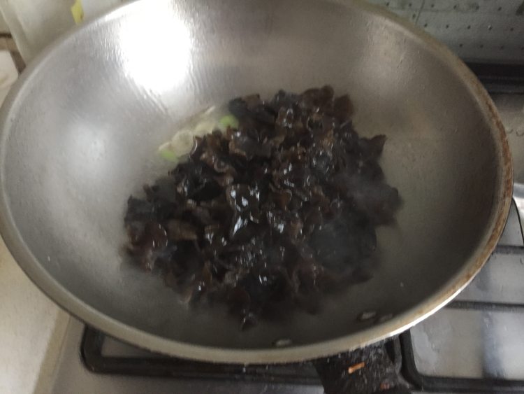 黑木耳炒腐竹步骤5