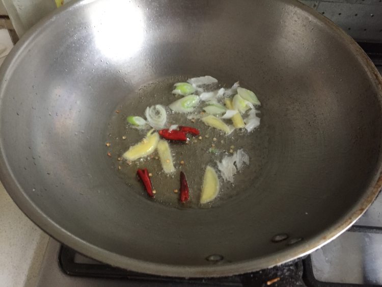 黑木耳炒腐竹步骤4