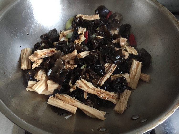黑木耳炒腐竹步骤7