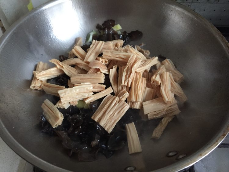 黑木耳炒腐竹步骤6