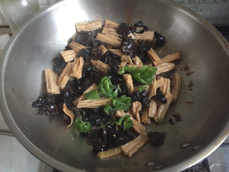 黑木耳炒腐竹步骤9