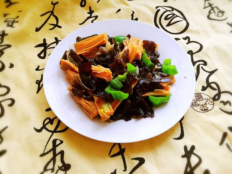 黑木耳炒腐竹步骤11